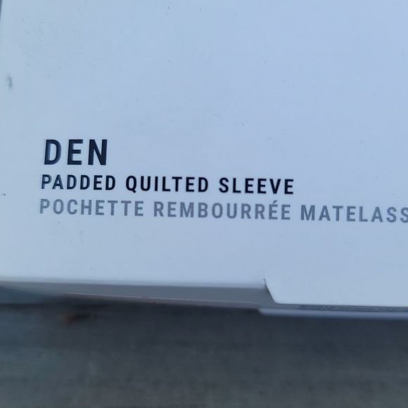 NIB-Incipio Quilted Nylon DEN laptop sleeve - Picture 7 of 7